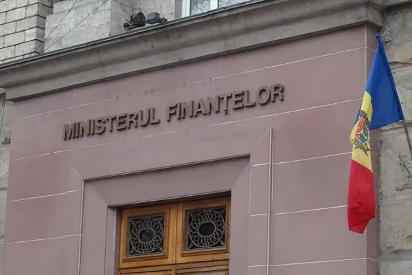 Минфин против помощи фермерам Министерство финансов предлагает не возвращать аграриям полную сумму акцизов за дизель СМИ сообщают что ведомство представит отрицательное заключение по этому законопроекту на заседании кабмина 20 мая Чиновники опасаются что казна разорится если они вернут фермерам полную сумму уплаченных налогов отмечают экономисты Кроме того Минфин утверждает что правительство уже помогает аграриям частичной компенсацией акцизных сборов Впрочем сами фермеры говорят что никаких денег не получали хотя с начала топливного кризиса прошло уже 2 5 месяца Ранее оппозиция отметила что PAS может быть невыгодно вставать на сторону аграриев госбюджет получает большие налоговые отчисления из за роста цен на дизель