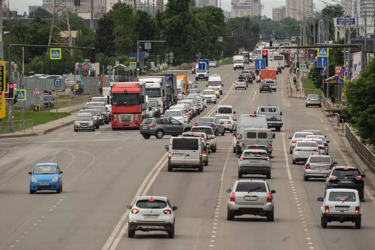 Краснодарский край вошел в топ регионов с рекордным снижением числа погибших в ДТП Об этом сообщил заместитель начальника Госавтоинспекции МВД России Олег Понарьин Он назвал Краснодарский край Кемеровскую область Кузбасс Ростовскую область Республику Дагестан и Ставропольский край регионами где зафиксировано беспрецедентное снижение числа погибших С января по ноябрь 2025 года на Кубани произошло 5316 ДТП в которых погибли 651 человек ещё 6327 получили травмы Для сравнения за тот же период 2024 года произошло 5630 ДТП погибших было 710 пострадавших 6942 Кубанские Новости   Мы в MAX