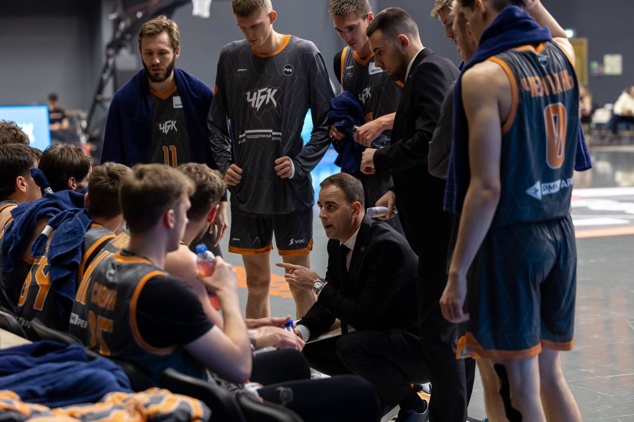 ЧБК сыграет с Московским в Кубке России в Челябинске В Челябинске на этой неделе состоится важный матч Кубка России по баскетболу между местным ЧБК и столичным Московским Встреча 1 16 финала пройдет на площадке дворца спорта Метар Спорт и определит участника следующего раунда турнира Команды уже встречались в начале октября тогда челябинцы одержали победу со счетом 70 65 Сейчас ЧБК находится в отличной форме возглавляя турнирную таблицу Суперлиги и имея серию из пяти побед подряд включая недавний выездной матч во Владивостоке eugenejut