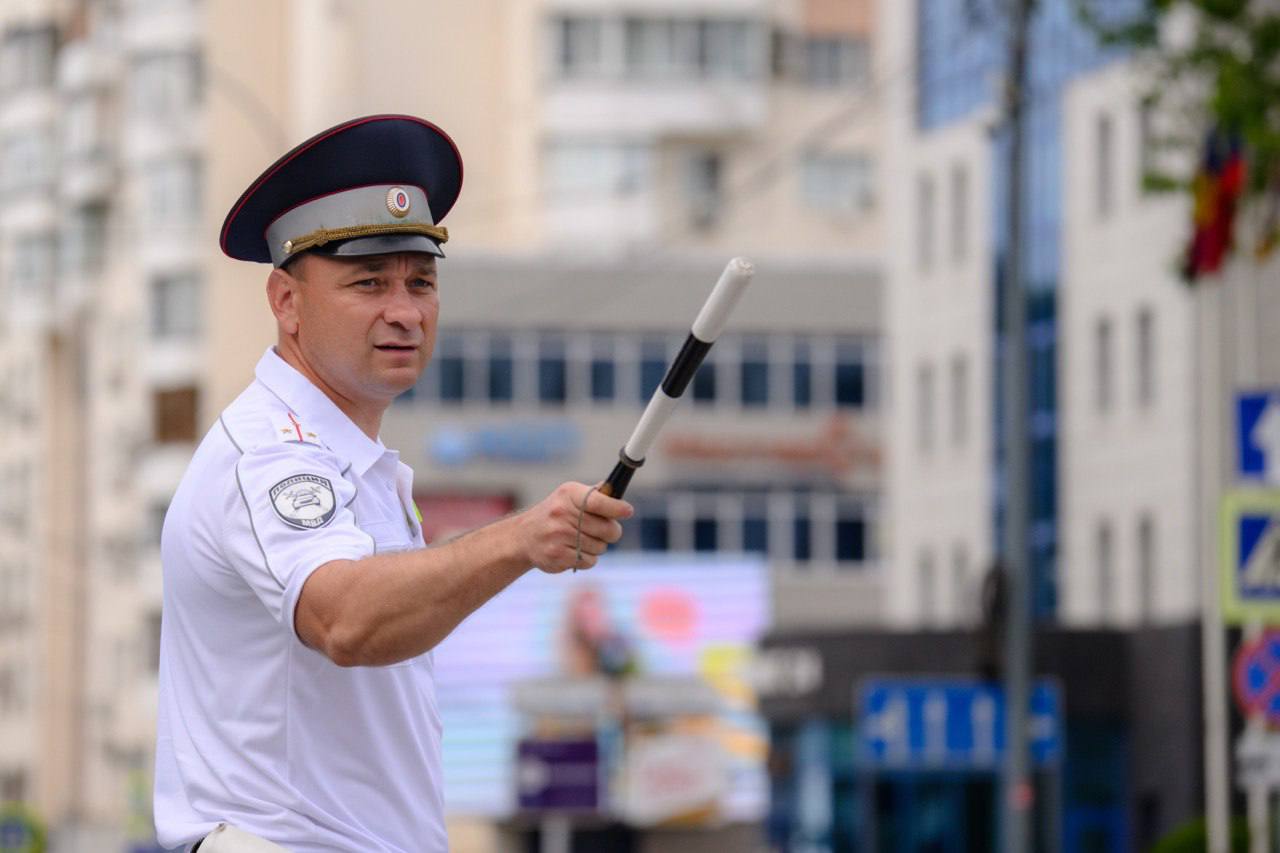 На дорогах Краснодарского края 28 мая 2025 года задержано 20 водителей в состоянии алкогольного опьянения. 92 раза нарушили пешеходы. 194 нарушения за "тонировку". 1 материал составлено на водителей, осуществляющих "Джиппинг". 3 материала составлено за загрязнение окружающей среды. 71 нарушение требований к перевозке детей. 106 раз водители не предоставили пешеходам преимущества в движении. 41 водитель сел за руль, не имея прав. Отстранены. 83 раза водители выезжали на встречную полосу движения. 4 человека повторно управляли ТС в состоянии опьянения. Напоминаем, что кроме административной ответственности установлена и уголовная ответственность за управление транспортным средством в состоянии алкогольного или иного опьянения. Данное деяние предусматривает ответственность по ч.1 ст.264.1 УК РФ. Госавтоинспекция Кубани. Подписаться