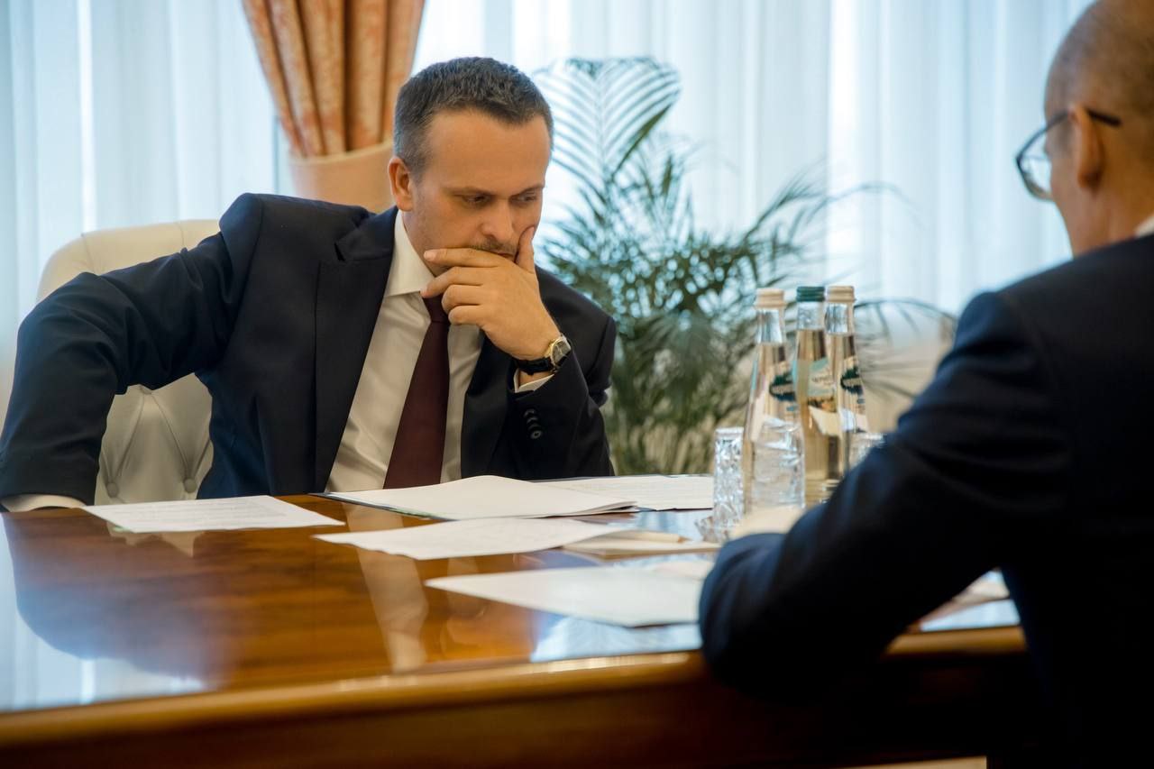 Регионы УДМУРТИЯ Министр транспорта Андрей Никитин на встрече с главой Удмуртии Александром Бречаловым обсудили вопросы инфраструктурного развития региона.  В этом году в Удмуртии ремонтируются три участка федеральной трассы Р-243. Один из них  8 км около села Можга  почти готов. Второй участок около города Можги той же длины готов на 62%. Третий участок  12 км от Пугачёво до Ижевска  планируют сдать к концу 2026, но планируется досрочно-  уже в 2025 году.  На четырёх участках трассы в Якшур-Бодьинском и Игринском районах  60 км  обновляют слои износа. Работы возле Пугачёво  44 км  почти закончены.  Обсудили реконструкцию дороги Ижевск — Аэропорт с постройкой путепровода, моста через реку Позимь и развязки в Завьялово.  В рамках нацпроекта «Инфраструктура для жизни» в этом году планируется отремонтировать 63 объекта общей протяжённостью более 105 км. 22 участка уже готовы, 33 — в работе.  Также планируется реконструкция трассы Ижевск — Воткинск с расширением до четырёх полос на участке 14,6 км.