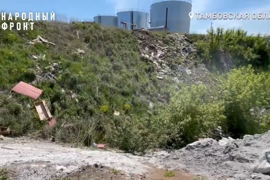 В Тамбове выявлена новая крупная несанкционированная свалка  В Тамбове в районе улицы Бастионной, 23 обнаружена очередная незаконная мусорная свалка площадью около 500 квадратных метров. На территории промзоны, скрытой в овраге, скопились разнообразные отходы – от бытового мусора до строительных материалов, включая старую мебель и остатки цементных смесей.   Особую опасность представляют разлитые нефтепродукты, относящиеся к 3 классу опасности.  "Предстоит выяснить, кто несет ответственность за накопленные "ароматные" возвышенности. Подобные зоны захоронения отходов наносят огромный экологический ущерб: опасный мусор сжигают или закапывают в землю", - отметили в региональном штабе ОНФ.  По данным министерства экологии Тамбовской области, только за первое полугодие 2024 года зафиксировано 32 аналогичных случая.   Народный фронт направил официальное обращение в администрацию Тамбова с просьбой немедленно устранить опасный объект на Бастионной и привлечь виновных к ответственности.     Народный фронт    ИА "Онлайн Тамбов.ру"