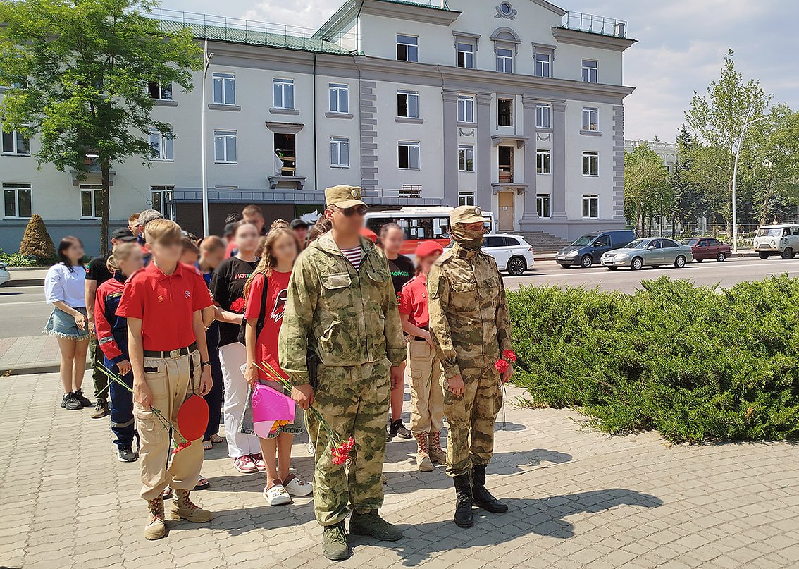 В Запорожской области с участием росгвардейцев стартовали патриотические мероприятия ко Дню России В преддверии Дня России военнослужащие регионального управления Росгвардии и подразделений войск правопорядка, выполняющих задачи СВО, присоединились к патриотической акции, организованной активистами молодежных движений региона в Мелитополе. В возложении цветов к монументу в честь благоверного князя Александра Невского приняли участие также представители общественной организации «Юг-Молодой», курсанты Всероссийского студенческого корпуса спасателей и воспитанники регионального отделения Юнармии. «Князь Александр Невский является покровителем воинов, правителей, защитников Отечества, а также всех, кто стремится к справедливости, мудрости и силе духа. Благодаря в том числе его усилиям и мудрости Россия стала великой, единой державой», - отметил офицер Управления Росгвардии по Запорожской области. Памятник святому князю Александру Невскому был установлен в административном центре региона-85 в честь исторического выбора жителей Запорожской области быть с Россией навеки. !