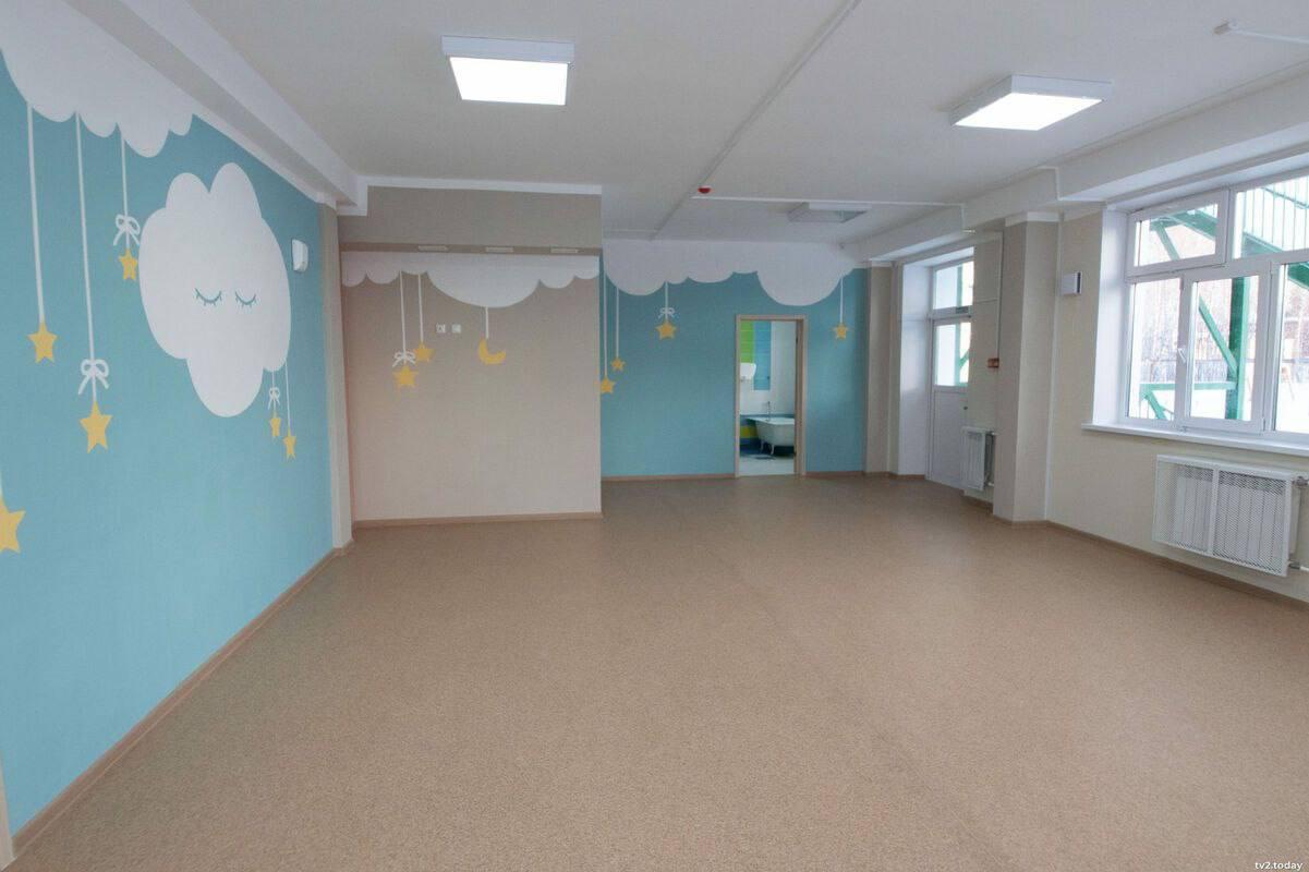 Два детских сада Томской области отремонтируют по федеральной программе Согласно итогам отбора Минпросвещения это детсад Ромашка в селе Тегульдет и Комсомольский детский сад Первомайского района Их ремонт запланирован на 2026 й и 2027 й года соответственно сообщил начальник облдепартамента образования Юрий Калинюк Всего по его информации в капитальном ремонте нуждаются 29 детских садов и 152 школы Томской области В 2025 году благодаря федеральной программе ремонт прошел в 39 школах в 2026 м отремонтируют еще 35 Сколько средств будет выделено на капремонт детских садов не уточняется Однако известно что на ремонт каждой школы выделяется около 100 млн федеральных рублей