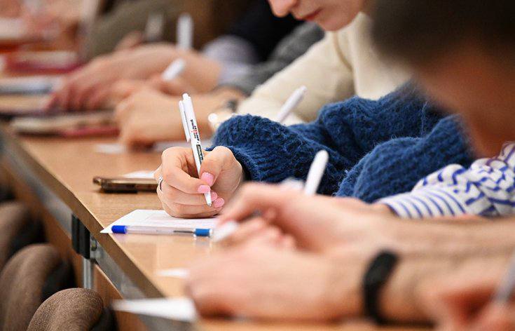 Опрос Пятая часть студентов работают чтобы оплачивать учебу То что студенты начинают работать уже во время учебы в вузе не новость Современные программы высшего образования предлагают массу вариантов с вовлечением работодателей и практиками  19 студентов работают чтобы оплачивать свое образование  35 работают для того чтобы финансово не зависеть от родителей Впрочем подавляющее большинство тратит собственные средства не только на названные цели но и оставляет запас на развлечения отдых и новые гаджеты Наблюдаем устойчивую тенденцию у молодежи к тому чтобы сразу после поступления в вуз обрести финансовую самостоятельность прокомментировал РГ ректор РГСУ академик Российской академии художеств Андрей Хазин Как правило на первом курсе это временные подработки но по мере накопления профессиональных знаний студенты ищут работу связанную с их будущей профессией Интересно что помимо интереса к новым гаджетам у почти трети опрошенных есть более масштабные цели на которые они откладывают часть заработанных денег Например открытие собственного дела или покупка жилья В опросе приняли участие студенты РГСУ МГУ им М В Ломоносова МГТУ им Н Э Баумана РАНХиГС ВШЭ и других вузов 58 из них учатся на бюджетной основе 42 на внебюджетной Подписаться на Российскую газету в Читать нас в MAX