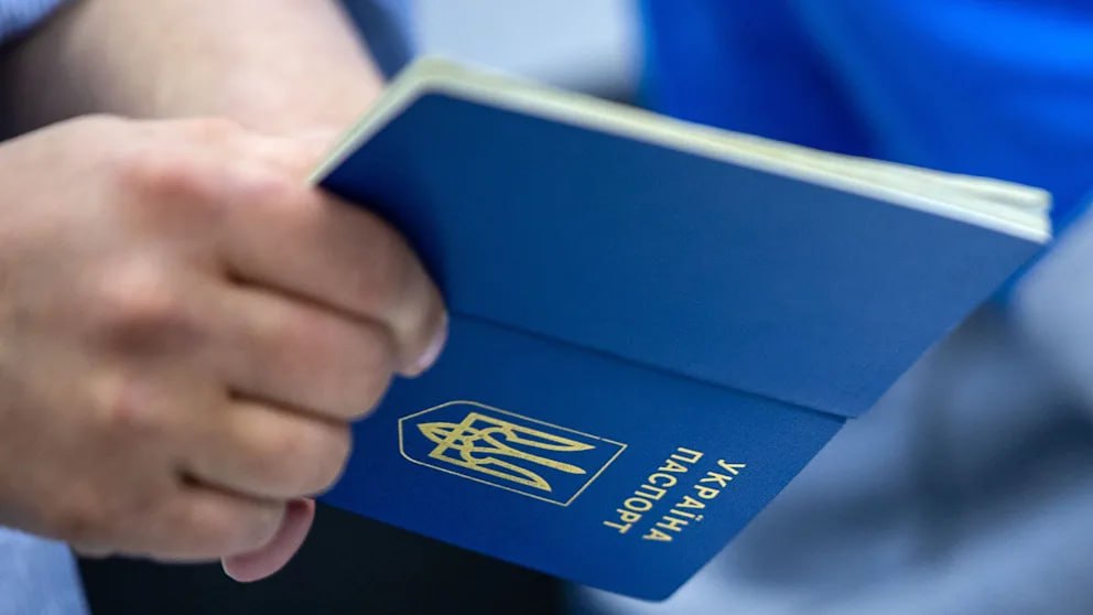 «Либо работать, либо служить в Украине» — немецкие политики хотят отменить пособия для военнообязанных украинцев Партия ХСС недовольна тем, что более 150 тысяч военнообязанных украинских мужчин получают пособия в Германии на сумму около 1,3 млрд евро в год. Эксперт ХСС по внешней политике Штефан Майер требует прекратить эти выплаты: «Нужно положить конец получению гражданского пособия мужчинами-украинцами призывного возраста. Если почти 151 000 украинцев в возрасте от 18 до 63 лет у нас получают поддержку, то что-то тут не так. Эта группа лиц не имеет права на получение этой социальной выплаты и должна либо работать у нас в Германии, либо проходить военную службу в Украине». Всего в Германию с начала войны прибыло ровно 304 144 украинцев призывного возраста — и ровно 150 660 из них в марте 2025 года состояли на учёте как получатели пособия. Средний размер пособия составляет на марте этого года 882 евро в месяц. Таким образом, всего украинцы призывного возраста получают от Германии 1,328 млрд евро в год. Эти обязательства включают в себя как базовые денежные выплаты, так и расходы государства на жильё и дополнительные потребности. Украинское посольство не видит в этом проблемы. В его ответе на запрос BILD говорится: «Было бы неверно обвинять всех украинских мужчин за границей в нарушении закона или уклонении от мобилизации. Пребывание украинских мужчин за границей не запрещено. Для выезда необходимы соответствующие документы. Значительная часть мужчин в Германии пребывает там на законных основаниях и зарегистрирована в системе военного учёта».