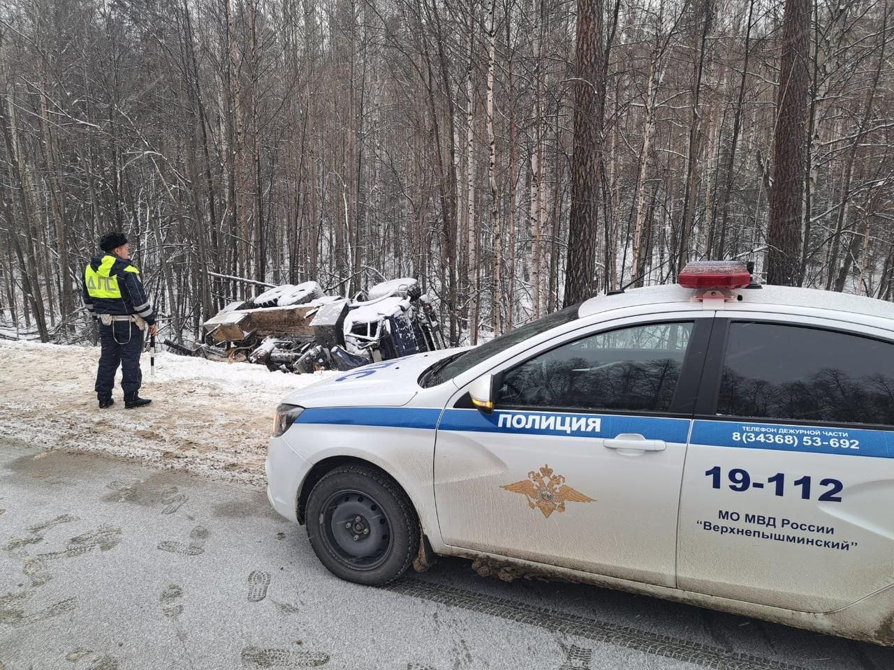 На Серовском тракте перевернулся грузовик. Все случилось на 317-м км трассы.   Инспекторы ДПС рассказали, что водитель не справился с управлением и улетел в кювет. К счастью, он не пострадал. Сейчас большегруз будет доставать спецтехника. На месте дежурит ГИБДД.