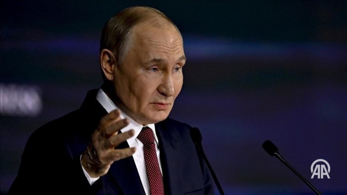 Президент РФ Владимир Путин направил приветствие участникам XVIII Веронского Евразийского экономического форума Глава государства подчеркнул что форум впервые проходит в Стамбуле одном из деловых и культурных центров Евразии За прошедшие годы форум снискал заслуженный авторитет Регулярные неформальные встречи политиков предпринимателей ученых и экспертов из многих стран позволяют обстоятельно обсуждать насущные вопросы глобальной экономики и способствуют развитию международного сотрудничества отметил Владимир Путин Подробнее на нашем сайте v aa com tr 3731145 24 7 в сутки с Агентством Анадолу