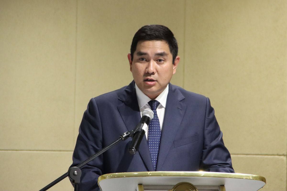 Горсовет Кызыла назначил мэром города депутата Госдумы Им стал Айдын Сарыглар Единая Россия Решение было принято городским советом на сессии о чём сообщило Тувинское реготделение ЕР в соцсетях Конкурсная комиссия допустила до финального этапа выборов на сессии трёх кандидатов Помимо Сарыглара ими были бывший вице мэр Кызыла Алексей Сиорпас и врио мэра руководитель департамента земельных отношений Вячеслав Судер оол В результате представитель Единой России набрал большинство голосов   26 ноября совет представителей Кызыла перенёс сроки проведения конкурса на пост мэра Приём документов был продлён до 15 декабря а сам конкурсный отбор назначили на 25 декабря Решение принято после того как на запланированное на 25 ноября собеседование в комиссию явился только один из восьми заявленных кандидатов Первоначально конкурс на пост мэра Кызыла был объявлен 5 ноября после решения верховного суда Тувы по иску о расторжении контракта с прежним мэром Каримом Сагаан оолом Городской совет ещё в 2024 году призвал его уйти в отставку за неисполнение обязанностей но мэр отказался После ряда судебных разбирательств верховный суд республики в итоге признал его отставку законной Подписывайтесь на Выборный в МАХ