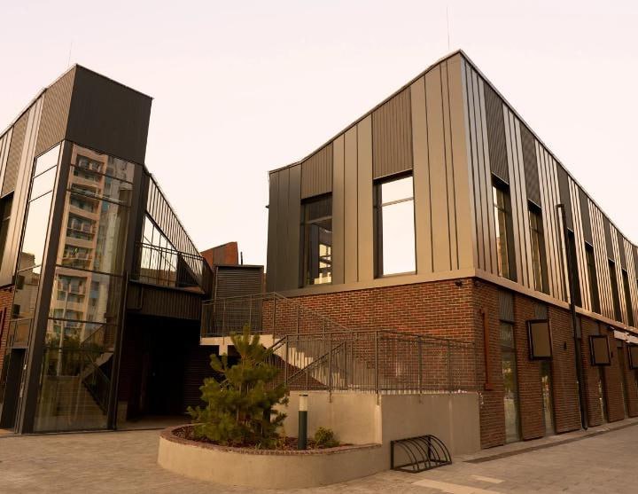 Единственный новый торговый центр в ЮФО в 2025 году построили в Ростове В прошлом году ввод торговых площадей в округе упал на 88 запустили всего один объект и тот на Дону Это ростовский ТВК Новая Провинция микрорайонного формата с арендопригодной площадью 6 7 тысячи квадратных метров пишет Эксперт Юг Для сравнения в 2024 м по ЮФО ввели 55 1 тысячи квадратов причем основной вклад внес Краснодарский край с тремя проектами в краевой столице Любимово Сыр и Трилогия А в прошлом году Краснодарский край не открыл ни одного ТЦ Ростовская область держится второй год подряд снова один микрорайонный центр но в этот раз почти втрое больше чем годом ранее domostroyrf