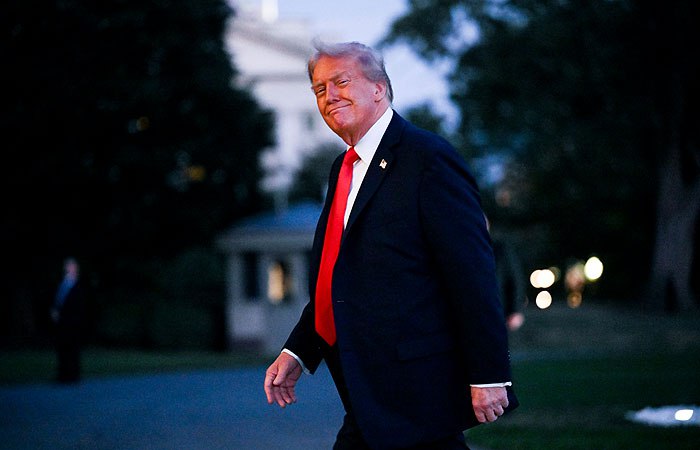 Президент США Дональд Трамп заявил что врачи не обнаружили у него проблем со здоровьем Врачи Белого дома сейчас сообщили что у меня отличное здоровье Также они сказали что в третий раз подряд я сдал на отлично тест на когнитивные способности Это означает что я правильно ответил на 100 вопросов написал он в соцсети Truth Social Также 79 летний Трамп подчеркнул что считает необходимым чтобы подобные тесты на когнитивные способности в обязательном порядке проходили все кандидаты в президенты и вице президенты США Фото Roberto Schmidt Getty Images interfaxonline