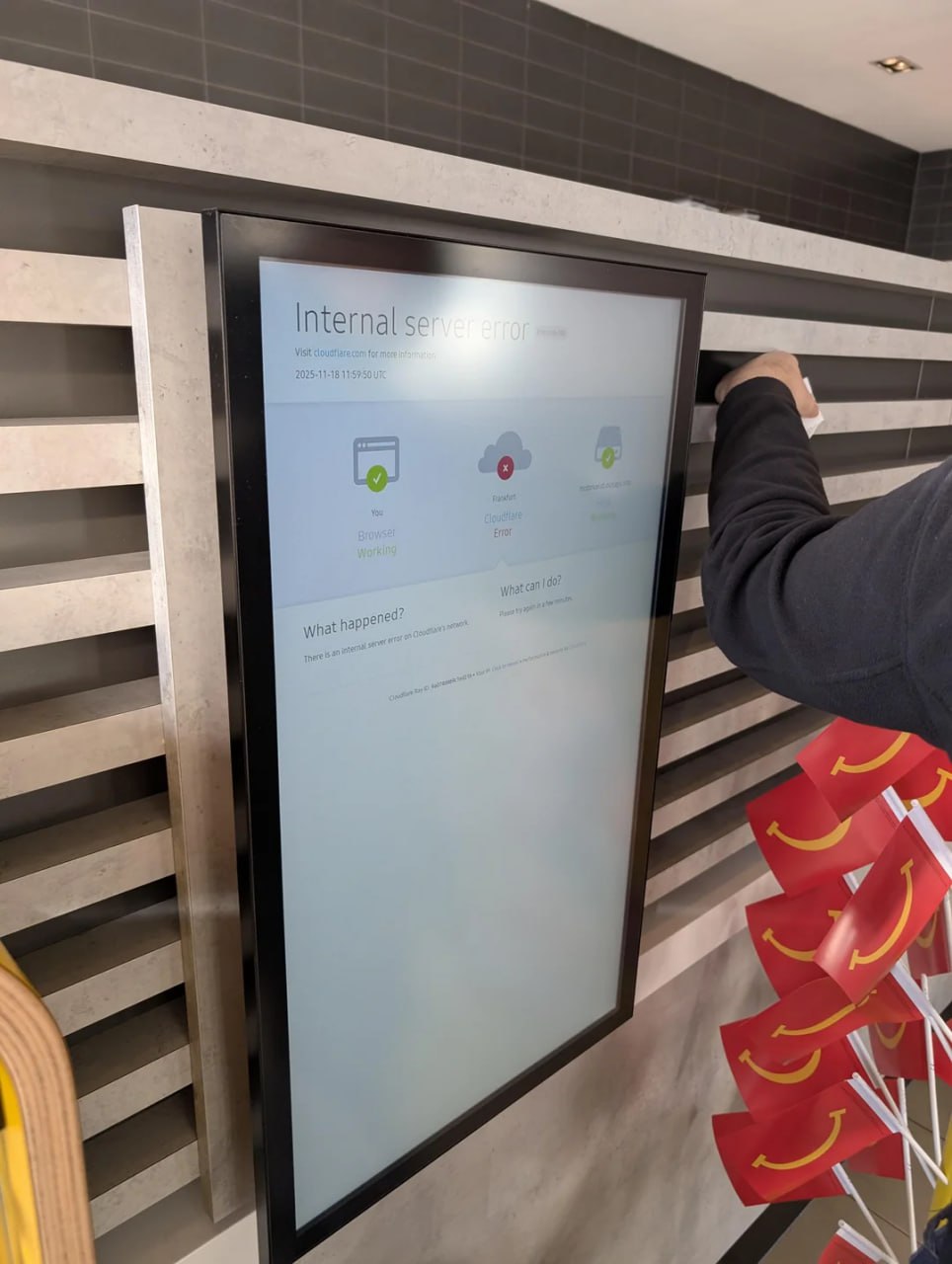 Европейцы и американцы умирают с голоду из за сбоя Cloudflare он зацепил даже сети McDonald s Сегодня без бургеров с картошкой exploitex