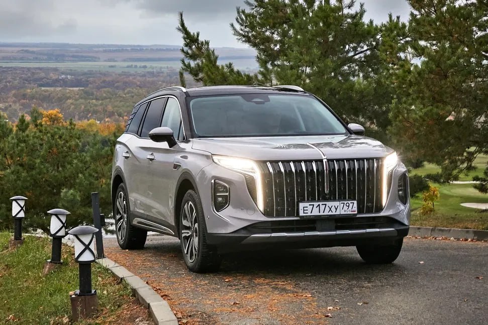 В Hongqi прокомментировали проблему с регистрацией машин в России По неподтверждённым данным большое число автовладельцев столкнулось с затруднениями при постановке машин Hongqi на учёт в ГИБДД Причиной этого называются кустарно наклеенные таблички с VIN номерами из за которых автомобили приходится отправлять на экспертизу Однако в российском представительстве марки Журналу Авто ру заявили что таблички устанавливаются в полном соответствии с требованиями Технического регламента Таможенного союза и при необходимости автовладелец может получить у дилера официальное письмо подтверждающее это соответствие Мы ведём взаимодействие с государственными органами по данному вопросу подчеркнули в представительстве Hongqi Журнал Авто ру online