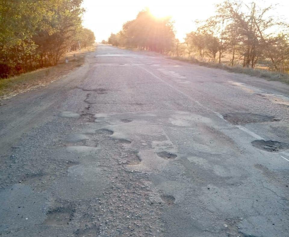 Жители Котельниковского района Волгоградской области массово жалуются на качество дороги, идущей вдоль хуторов. По их словам, сейчас автомобилистам приходится ездить по глубоким ямам и колдобинам, или же объезжать их по обочине. Участник СВО, местный житель хутора Дорофеевский, просит чиновник привести дорогу в порядок, которую, по его словам, за 40 лет ни разу не ремонтировали.