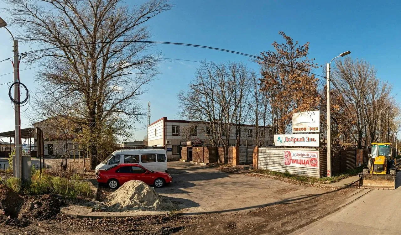 Имущество стройфирмы из Ростовской области уходит с молотка за 27 млн руб На торги выставлено имущество компании ПМК 10 занимавшейся строительством дорог в Ростовской области Стартовая цена лота составляет 27 14 миллиона рублей а информация о конкурсе появилась на портале Федресурс В лот входит земельный участок площадью 54 тысячи квадратных метров со всеми расположенными на нем объектами от склада ГСМ и асфальтового завода до гаража и проходной Для участия потребуется задаток в 10 от цены а сам аукцион с шагом в 5 назначен на 21 мая заявки принимаются с 13 апреля по 19 мая domostroyrf