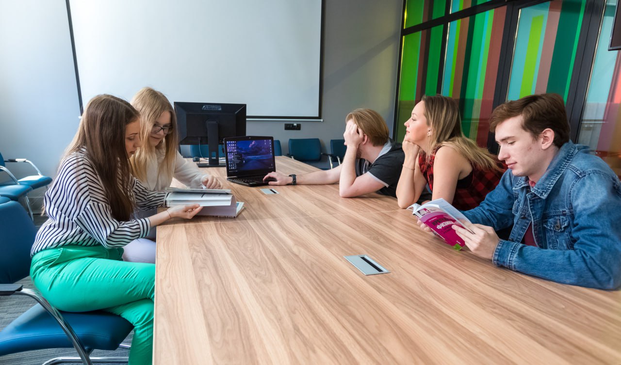 Текслер и Лошкин поздравили челябинских студентов с праздником Губернатор Алексей Текслер и мэр Алексей Лошкин поздравили челябинцев с Днем российского студенчества Они назвали годы учебы порой свободы энергии и друзей на всю жизнь Первые лица региона и города пожелали ребятам не бояться экспериментов и быть упорными в стремлениях По словам губернатора студенты получают возможность менять мир к лучшему Молодые люди делают страну и малую родину еще сильнее Мы хотим чтобы ваши энергия и таланты нашли применение здесь в Челябинской области Рад что вы выбираете южноуральские вузы и колледжи подчеркнул Алексей Текслер Алексей Лошкин отметил что в областном центре живет активная талантливая и неравнодушная молодежь Каждым новым достижением вы прославляете свои учебные заведения и наш город далеко за его пределами смело заявляя о себе на всероссийском и международном уровнях подчеркнул мэр Подписаться на vecherchel Поддержать Читать в Мах