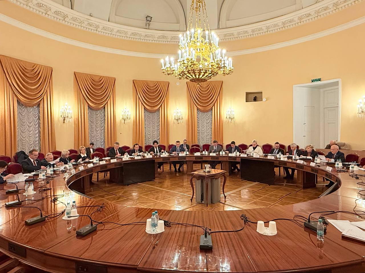 Комитет по охране здоровья рекомендовал Госдуме принять в I чтении законопроект уточняющий понятия медицинской услуги и медицинской помощи Сегодня мы провели завершающее в этом году заседание Комитета по охране здоровья Обсудили ряд важных законопроектов среди которых выделю инициативу об уточнении понятий медицинской услуги и медицинской помощи Этот законопроект уже давно находится в портфеле нашего Комитета Пришло время дорабатывать вопрос правоприменительной практики по отношению к медицинской деятельности и медицинской помощи К сожалению многие наши граждане ассоциируют медпомощь с понятием медицинская услуга так будто наши медики оказывают услугу а не помогают пациентам Это разные термины которые необходимо разграничить Согласно законопроекту медицинскую помощь предлагается определить как комплекс мероприятий направленных на поддержание или восстановление здоровья человека Тогда как понятие медицинская услуга предлагается употреблять исключительно в контексте обеспечения граждан санаторно курортным лечением Убежден что такое разграничение понятий на законодательном уровне несет в себе не столько юридические изменения сколько главным образом нацелено на повышение престижа врачебной профессии и на уважение к труду медиков Кстати аналогичные изменения были приняты несколько лет назад в отношении учителей Понятие образовательная услуга было исключено из законодательства чтобы не ассоциировать деятельность педагогов с коммерческими услугами а также чтобы повысить престиж профессии учителя Сергей Леонов Подписаться