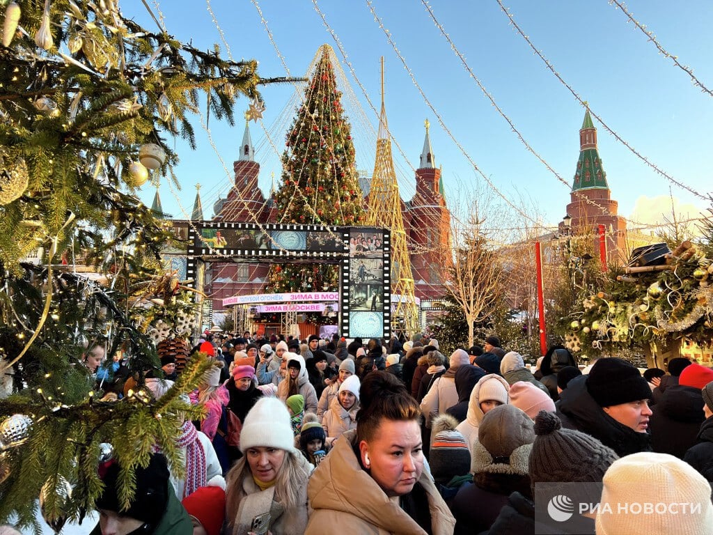 Число туристов, посетивших Москву в новогодние праздники, выросло в 1,5 раза по сравнению с прошлым годом, сообщил Собянин.  Всего в столицу приехали 7 млн гостей, вклад туризма в экономику Москвы за праздники оценивается в 136,8 млрд рублей.