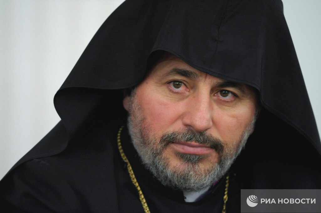 Глава Российской и Ново Нахичеванской епархии Армянской апостольской церкви патриарший экзарх в России младший брат Католикоса всех армян Гарегина II архиепископ Езрас Мкртич Нерсисян внесен в украинскую базу Миротворец В качестве причин среди прочего указаны поддержка России покушение на суверенитет и территориальную целостность Украины Подписаться на РИА Новости