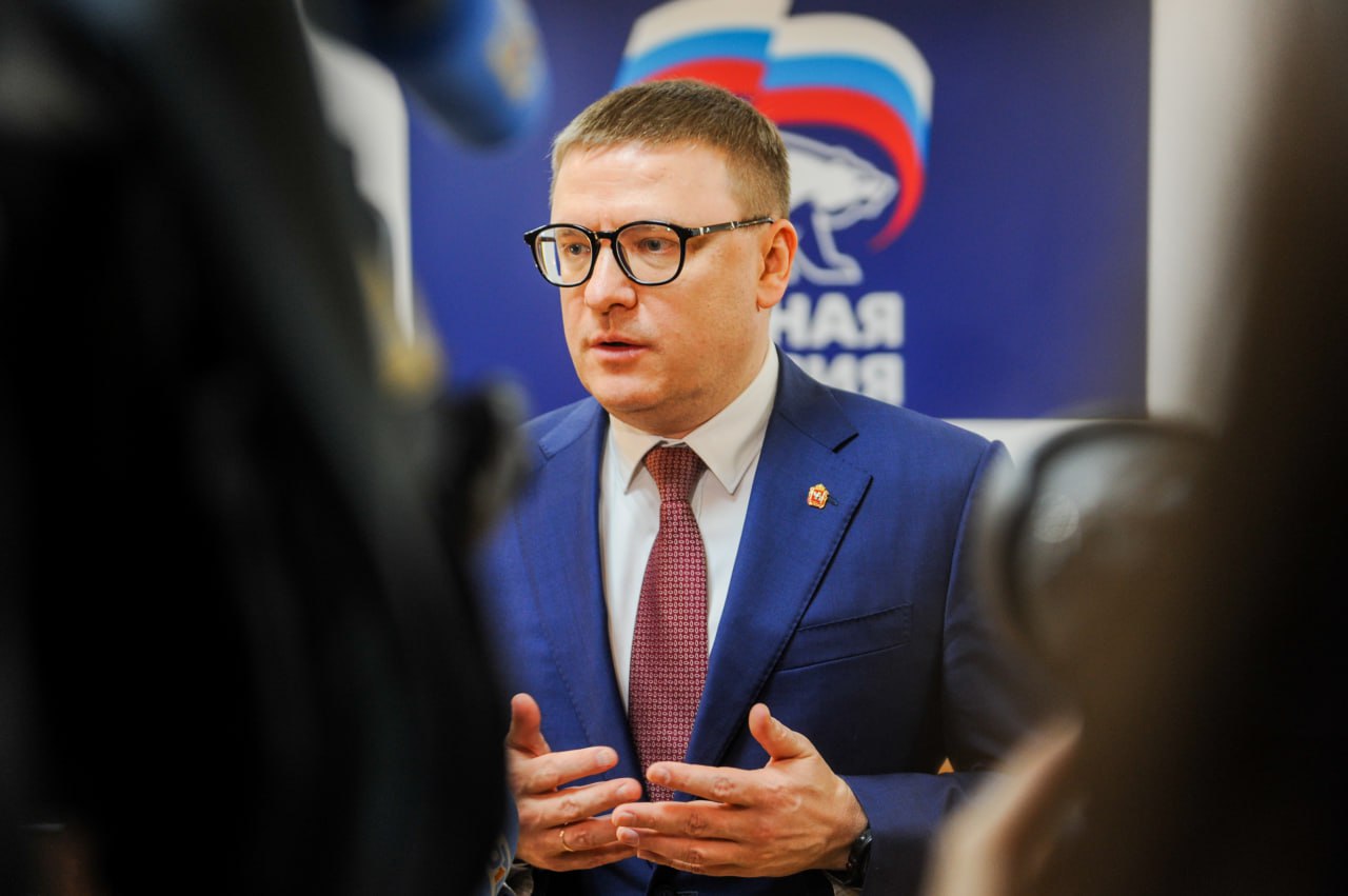Губернатор Текслер возглавит список ЕР на выборах в челябинский парламент. «Нам повезло, у нас глава области, он же высшее должностное лицо на территории, он же секретарь регионального отделения, наш главный партиец в регионе. Именно он возглавляет, точнее, возглавит список», — сообщил на встрече с победителями праймериз председатель заксобрания Олег Гербер. В 2024 году Алексей Текслер возглавлял избирательный список партии власти на выборах в гордуму Челябинска. Итогом голосования стал триумф «Единой России». Главный политический канал Урала