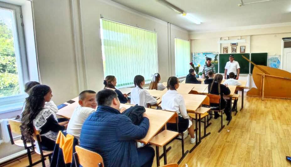 Управление питбайками и квадроциклами требует удостоверения В рамках профилактических мероприятий «Внимание—дети!» и социальной кампании «Дети не водители!» сотрудники Госавтоинспекции проводили профилактические беседы с учащимися. Ребятам напомнили о необходимости всегда и везде соблюдать ПДД. Особое внимание автоинспекторы уделили правилам управления ТС несовершеннолетними, объяснив, что для управления всеми видами транспортных средств, в том числе питбайками и квадроциклами, нужно пройти обучение в автошколе и получить водительское удостоверение. Кроме того, автоинспекторы рассказали учащимся о случаях ДТП, произошедших в крае и на территории Степновского МО, акцентировав внимание на последствиях несоблюдения правил дорожного движения детьми. Завершая беседу, автоинспекторы желали ребятам безопасных каникул.