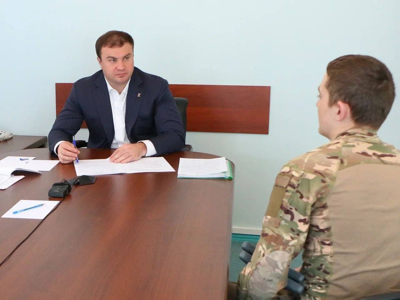 Виталий Хоценко провел очередной прием граждан по поручению Президента России Губернатор Омской области Виталий Хоценко провел личный прием граждан в региональной общественной приемной Президента Российской Федерации. В центре внимания - вопросы, волнующие жителей, и меры поддержки учреждений культуры. Одним из рассмотренных стало обращение жителя Кормиловского района, касающееся капитального ремонта здания кинодосугового центра «Дружба» в рабочем посёлке. В ходе приема были рассмотрены конкретные меры поддержки- учреждению планируется выделить субсидии на капитальный ремонт здания. Также по поручению Губернатора Омской области в регионе продолжается реализация мер социальной поддержки для участников специальной военной операции. Участники СВО из числа детей-сирот могут воспользоваться преимущественным правом на получение жилья. Военнослужащий Данила Воднев, побывавший сегодня на приёме, относится к этой категории- обеспечить участника СВО жилым помещением планируется в порядке очереди уже в этом году. Виталий Хоценко держит на особом контроле вопросы обеспечения жильем детей-сирот.