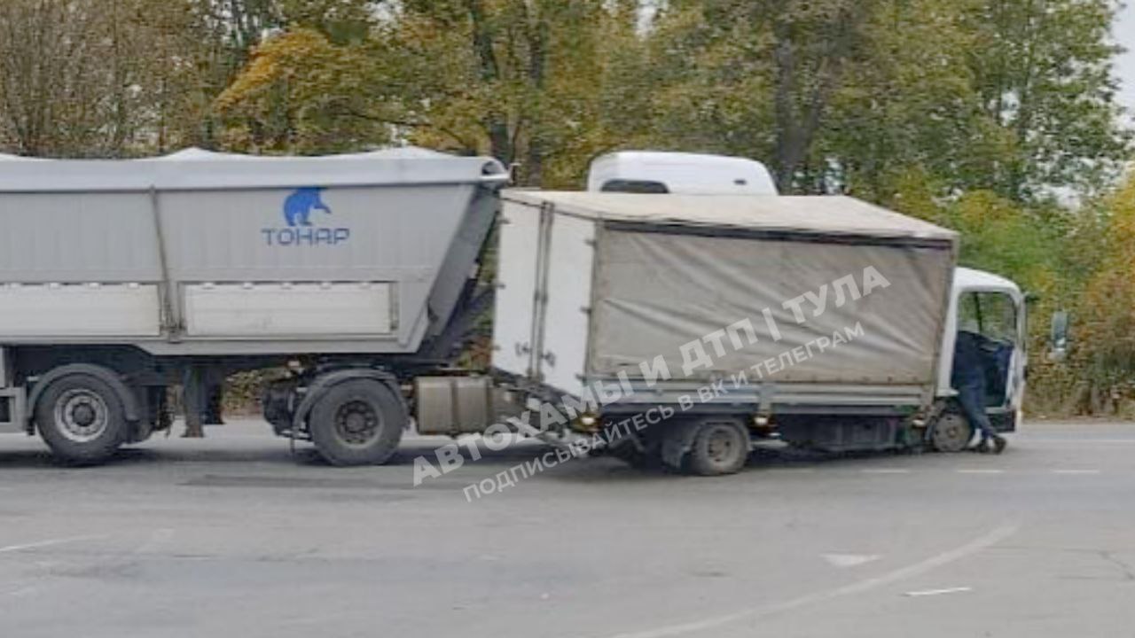 Аварийное утро в Туле продолжается. На Новомосковском шоссе, сразу после Большой Еловой, столкнулись два грузовика.   О пострадавших пока ничего неизвестно.     Движение в сторону города и со стороны Тулачермета затруднено.   Источник: Автохамы и ДТП Тула