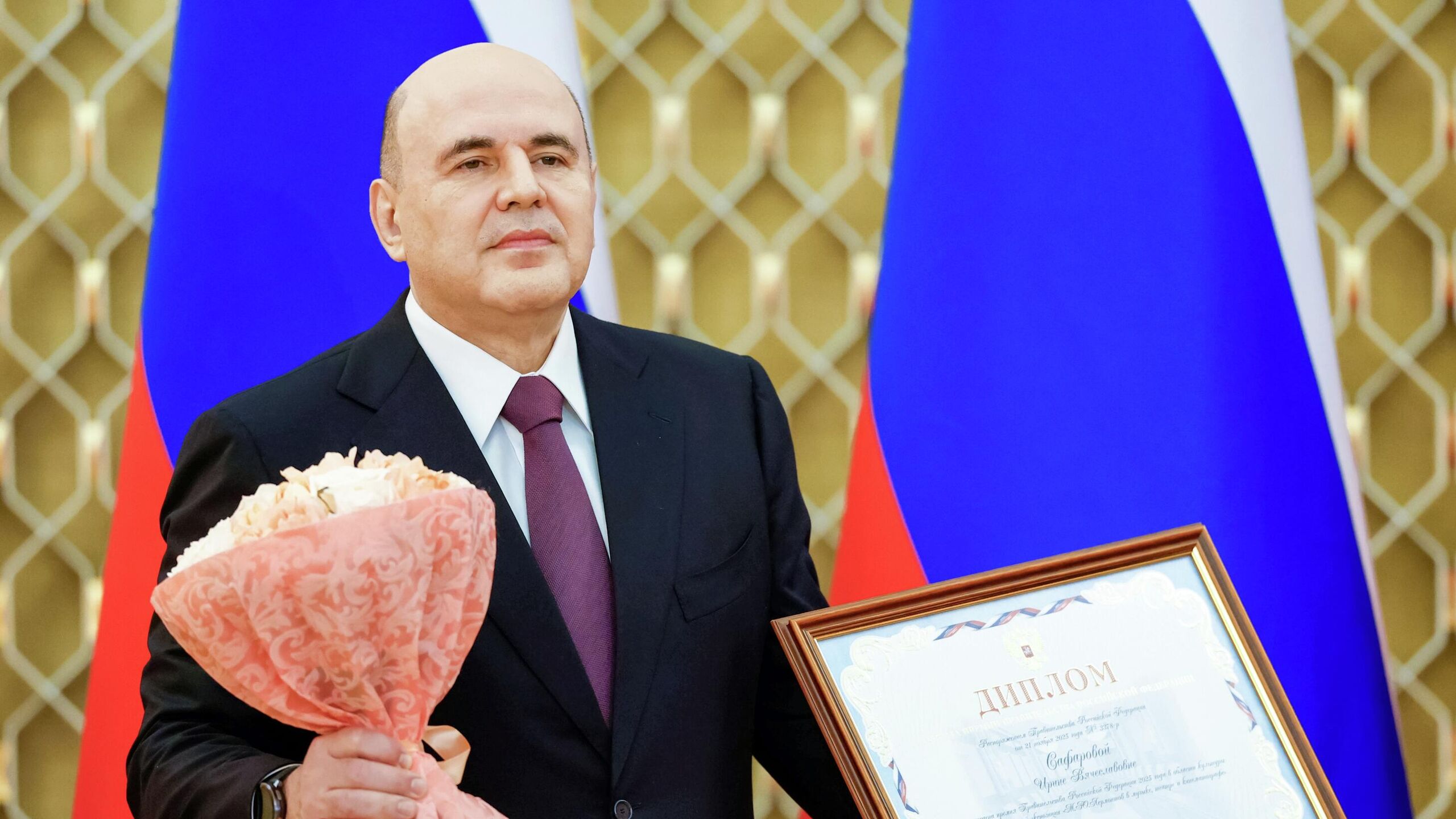 Премьер министр РФ Михаил Мишустин вручает правительственные премии в области культуры за 2025 год торжественная церемония проходит во вторник в доме правительства РФ В числе лауреатов члены Российского военно исторического общества Николай Овсиенко и Виталий Шанов Они награждены за создание мемориального комплекса Александр Невский с дружиной в Псковской области Также награды был удостоен руководитель ЮНК проект Юлий Борисов за создание архитектурного проекта Музейно выставочный павильон Атом на ВДНХ За реализацию международного фестиваля циркового искусства Принцесса цирка премии правительства в области культуры удостоен режиссер постановщик Георгий Эрадзе Наградой был отмечен автор проекта Фестиваль музыкальных театров России Видеть музыку и Всероссийская премия Легенда выдающимся деятелям российского музыкального театра Георгий Исаакян президент Ассоциации музыкальных театров