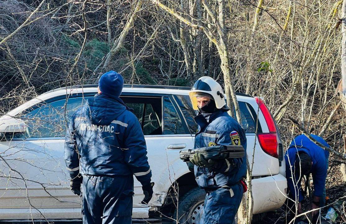 ‼ В Судаке машина упала в глубокую балку  Между сёлами Весёлое и Морское легковушка столкнулась с ограждением, перевернулась и улетела в балку глубиной около 7 метров.   Спасатели помогли пассажиру и водителю выбраться из машины и передали их медикам.  Крым Оперативный