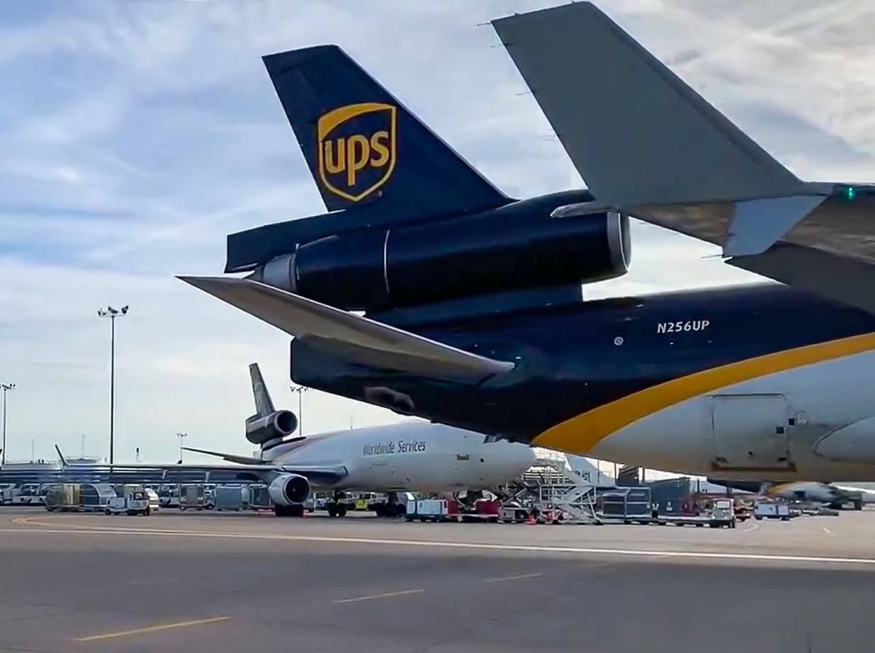 UPS приземляет весь флот MD 11 Грузовая авиакомпани UPS чей самолёт ранее на этой неделе потерпел крушение приняла решение о приостановке эксплуатации всего имеющегося в её распоряжении флота лайнеров MD 11 В целях предосторожности и в интересах безопасности мы приняли решение временно приостановить полеты наших самолетов MD 11 Самолеты MD 11 составляют примерно 9 от общего парка UPS Airlines Запрет вступает в силу немедленно Мы приняли это решение по рекомендации производителя воздушных судов Для нас нет ничего важнее безопасности наших сотрудников и сообществ которым мы служим Разработаны планы действий в чрезвычайных ситуациях которые гарантируют что мы сможем продолжать предоставлять надежные услуги на которые рассчитывают наши клиенты по всему миру говорится в сообщении перевозчика Во флоте авиакомпании на данный момент примерно 26 активных MD 11 FlightMode