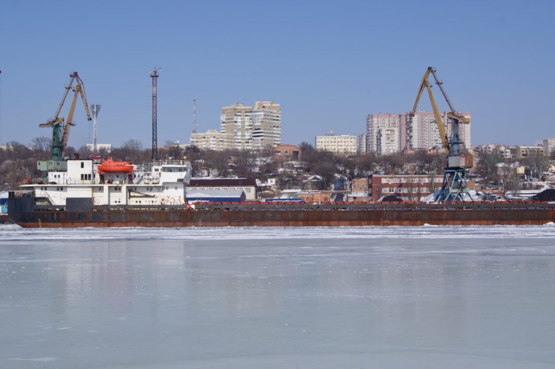 В порту Ростова-на-Дону построят причалы для отгрузки зерна на экспорт  Грузовой терминал «Корвет» к 2030 году планирует построить в порту Ростова-на-Дону причальный комплекс для экспортной отгрузки зерна и сыпучих грузов на суда типа «река-море» мощностью 400 тысяч тонн в год. Об этом сообщила «Интерфаксу» заместитель губернатора — министр транспорта Ростовской области Алена Беликова.  Планируется построить один причал мощностью 400 тысяч тонн грузов в год. Стоимость проекта — 0,3 млрд рублей, срок окончания строительства — 2028-2029 годы», — сказала Алена Беликова.  По ее словам, в настоящее время ведутся работы по проектированию.  По данным ЕГРЮЛ, ООО «Грузовой терминал «Корвет» создано в 2018 году, единственным владельцем является директор компании Дмитрий Григорьев. Компания, в частности, занимается деятельностью по складированию и хранению, а также оптовой торговлей зерном, необработанным табаком, семенами и кормами для сельскохозяйственных животных.  Порт Ростова-на-Дону имеет статус международного, принимает и обрабатывает суда класса «река-море» грузоподъемностью до 5 тысяч тонн. В порту имеется 56 причалов. Пропускная способность грузовых терминалов — 12,8 млн тонн в год.  #порты    Подписаться на «Медиапалубу»