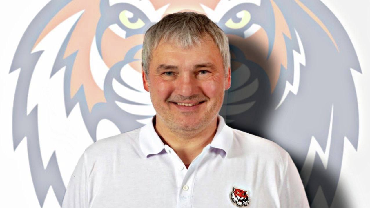 Александр Гальченюк покидает пост из за болезни Главный тренер хоккейного клуба Амур Александр Гальченюк вынужден покинуть свой пост из за острой вирусной инфекции Исполнять обязанности главного тренера в ближайших матчах будет Александр Андриевский После возвращения из Минска у главного тренера команды Александра Николаевича Гальченюка диагностирована острая вирусная инфекция Исполнять обязанности главного тренера в ближайших играх будет Александр Леонидович Андриевский Желаем Александру Николаевичу скорейшего выздоровления сообщает пресс служба ХК Амур Кстати Хабаровск