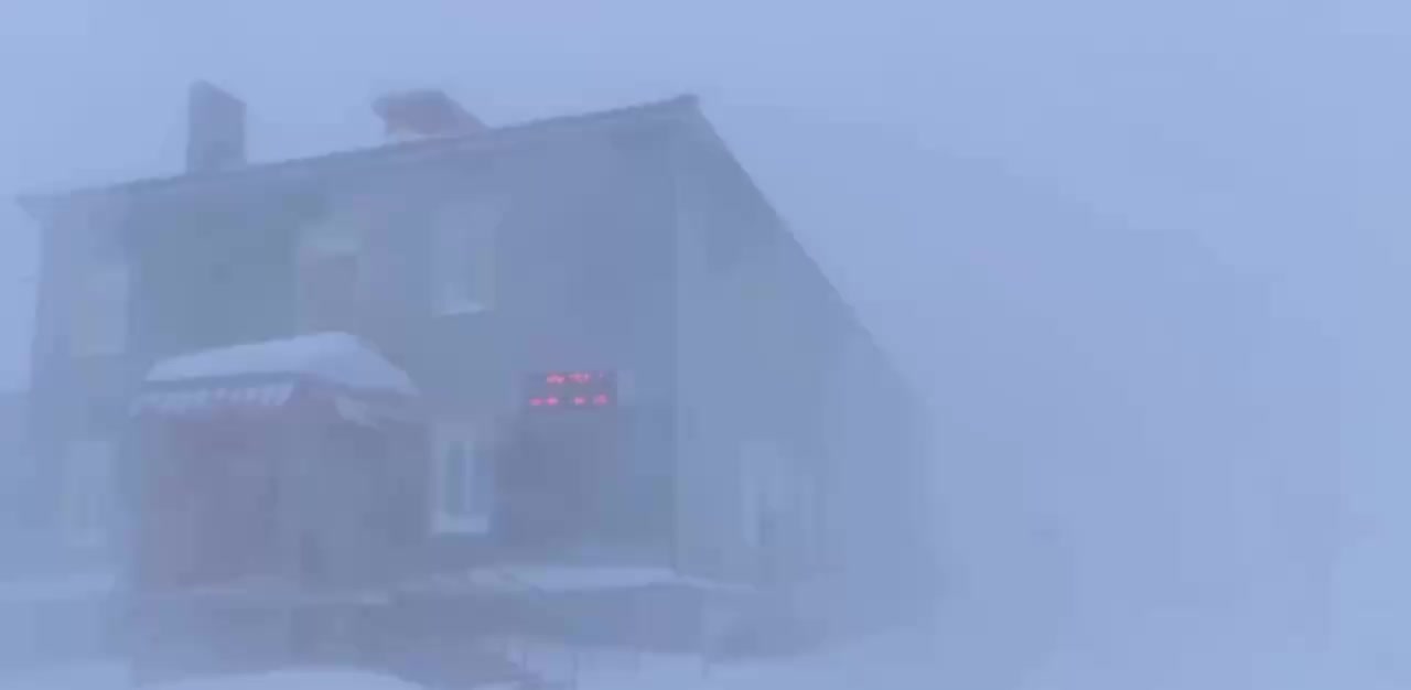 Штормовой ветер и метель парализовали Анадырь на Чукотке