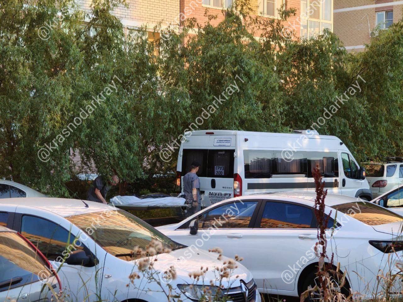 В Краснодаре сегодня на улице Артезианской, 2, произошла трагедия, в результате которой погибла женщина. По предварительным данным, она выпала с 12 этажа. На месте происшествия работают сотрудники полиции. Ваши видео высылайте нам в бот Подпишись поделись Прислать видео новость