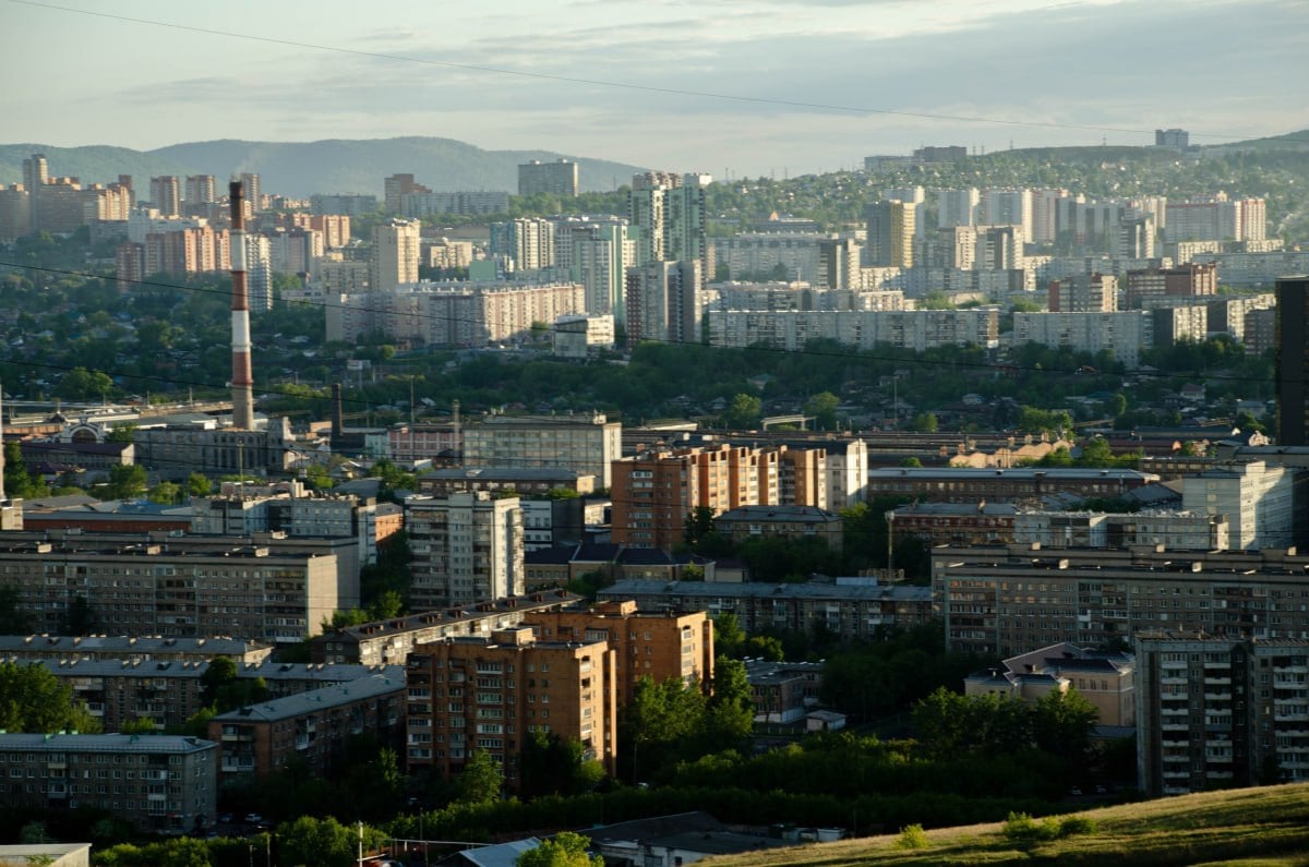 Красноярский воздух стал за год грязнее   Вредных выбросов в атмосферу стало больше на 1,5 тысячи тонн  В Красноярске увеличилось количество ядовитых выбросов в атмосферу на 1,5 тысячи тонн, в сравнении с предыдущим годом. Подробно об этом изложил в докладе краевому Заксобранию министр экологии Владимир Часовитин.  Информация для отчета была собрана за 2023 год. В целом за этот период в крае уменьшилось количество выбросов в воздух на 143,5 тысячи тонн. Но в столице края ситуация наоборот, ухудшилась: если в 2022 в воздух попали 103,4 тонны отходов, то в 2023 году их стало 104,9 тонны.  Фото: Иван Нечаев / JN PHOTO  VK  7 канал