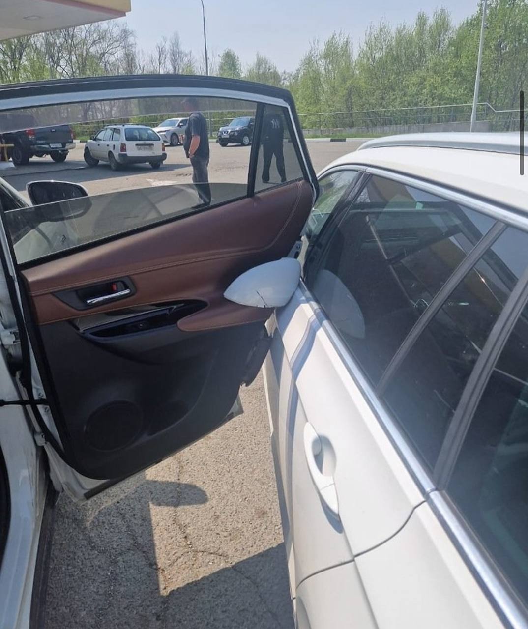 Страшный сон водителя: в Уссурийске автомобиль снес открытую дверь другого авто На автозаправке по улице Московская в Уссурийске произошла нелепая случайность. Водитель автомобиля Toyota Harrier только открыл свою дверь, как тут же ее снесла проходящая мимо машина Volkswagen Passat, сообщает ИА UssurMedia со ссылкой на Госавтоиснпекцию. Все произошло 12 мая в 13.20 на автозаправке. 59-летний водитель Toyota при открытии двери создал помеху и повредил другую машину. Дверь не оторвало, но изрядно замяло. У Volkswagen оторвало зеркало, повреждено крыло и дверь. Прислать новость: Полезный Чат