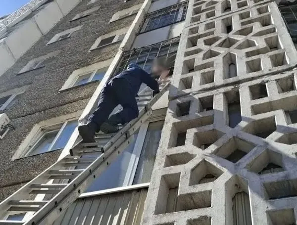 В Улан Удэ 11 летний мальчик застрял в окне Парнишка находился на третьем этаже в доме на улице Ключевская Как выяснилось ребёнок играя просунул руку в решётку окна и застрял На место выезжали спасатели Фото республиканское агентство ГО и ЧС