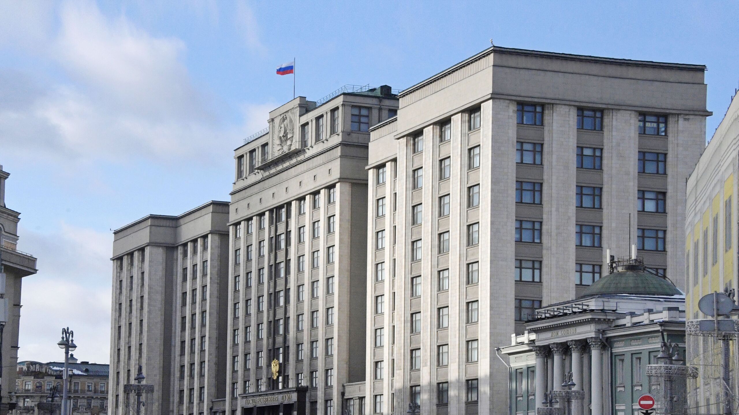 В Госдуму внесли законопроект закрепляющий наличие крестов на российском гербе сообщил спикер нижней палаты парламента Вячеслав Володин Подготовили и внесли с коллегами законодательную инициативу дополняющую официальное описание государственного герба Российской Федерации закрепив в нем наличие крестов над коронами и державой написал он в MAX Парламентарий рассказал о поступающих обращениях что в публичном поле встречаются изображения государственной символики на которой отсутствуют кресты или же их заменили другими элементами Чаще всего речь идет о государственном гербе Российской Федерации Мы должны сделать все чтобы не допустить искажения символов нашей государственности пояснил Володин Он напомнил что в июле приняли закон в которым закрепили что изображения и иные формы воспроизведения культовых зданий официальных геральдических знаков не допускаются без религиозных символов