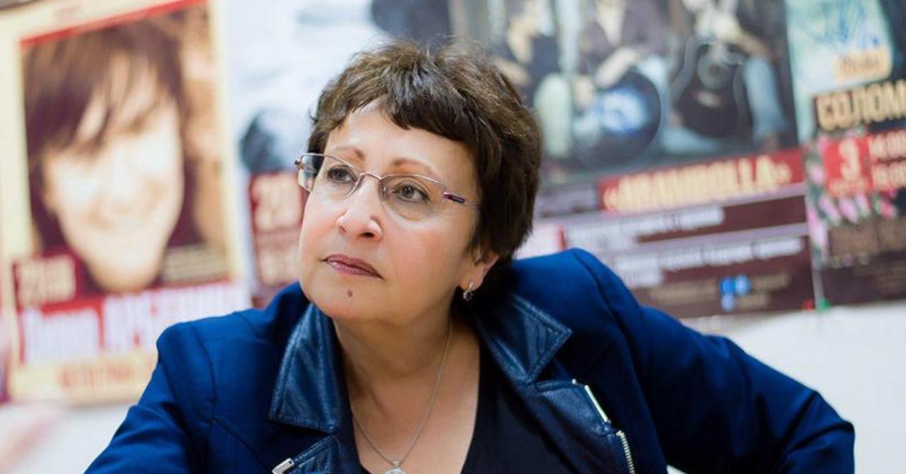 Рубину отменяют в странах СНГ из-за призыва «растворить в кислоте» жителей Газы Дина Рубина больше не гостья в родном Ташкенте. Израильскую писательницу, выросшую в Узбекистане, отменили после того, как в интервью она призвала «растворить всех жителей Газы в соляной кислоте». Она добавила, что сам сектор Газа «надо сравнять с землей и превратить в парковку». ⏬ Интервью быстро разошлось по Сети, вызвав бурную реакцию. Итог: литературный концерт Рубиной, назначенный на 10 октября во дворце «Туркистон», исчез из афиш. Билеты убрали с сайта iTicket. uz, страница мероприятия выдала ошибку 404, анонс стерли с Afisha. uz. Более того, по данным СМИ, Рубину отменили и в Казахстане. Билеты на ее концерт в Алматы тоже исчезли из продажи. В России призвали наказать Рубину за призывы убивать жителей Газы, но ее книги по какой-то причине все еще продаются. После резонанса писательница попыталась оправдаться, что ее слова «вырвали из контекста» и что интервьюер «слепил грязный довесок» из фраз. Но слов про кислоту и парковку не опровергла – за что и поплатилась. Культурненько — подпишись