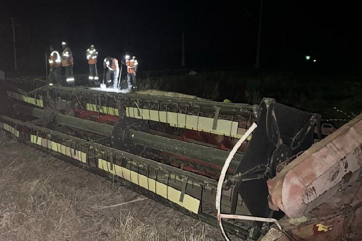 Под Волгоградом товарняк протаранил выехавший на переезд комбайн  Происшествие случилось накануне, 7 октября,  в 23:40 на железнодорожном переезде между станциями Семёновский и Умёт Камышинский. Водитель зерноуборочного комбайна выехал на регулируемый железнодорожный переезд перед приближающимся грузовым поездом.  Машинист применил экстренное торможение, однако столкновения избежать не удалось.  Водитель скрылся с места ДТП. По предварительной информации, в результате ДТП пострадавших и схода подвижного состава нет.