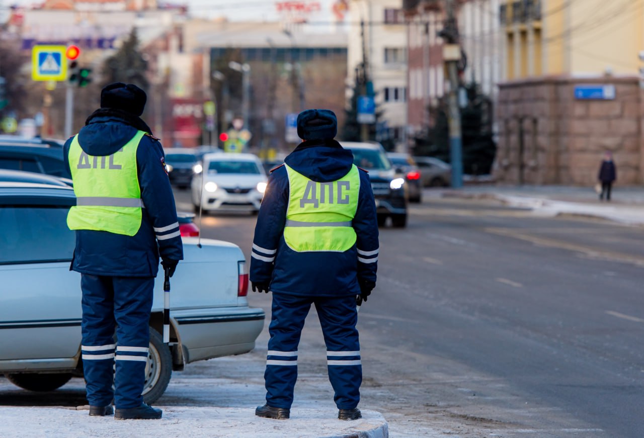 В Челябинской области каждый седьмой пьяный водитель повторно нарушил закон  За минувшую неделю на трассах Челябинской области поймали 265 водителей в состоянии опьянения. Из них каждый седьмой сел за руль подшофе повторно.   С 3 по 9 февраля сотрудники ГАИ привлекли к административной ответственности 222 автомобилиста. Все они управляли транспортом в состоянии опьянения или отказались пройти медосвидетельствование. Теперь по решению суда их лишат водительских прав на срок от 1,5 до 2 лет. Также им придется заплатить штраф в 45 тысяч рублей.  Также инспекторы вычислили 43 повторных нарушителей. Им грозит более строгое наказание — уголовная ответственность по статье 264.1 УК РФ.  — Максимальная санкция по ней предусматривает наказание в виде лишения свободы на срок до 3 лет. По решению суда транспортное средство конфискуется в пользу государства, — прокомментировали в ГАИ.          Голосовать за канал