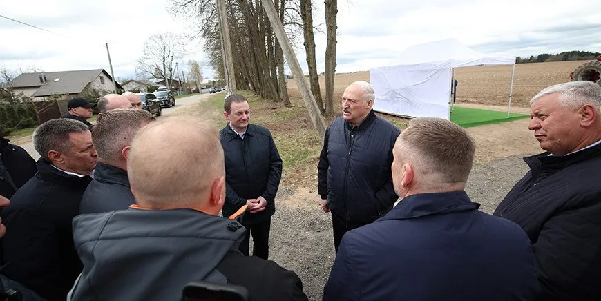 Президент Беларуси Александр Лукашенко ознакомился с перспективами развития тракторостроения В Минском районе ему продемонстрировали экспериментальный энергонасыщенный трактор BELARUS 5428 мощностью 542 л с В ходе обсуждения министр сельского хозяйства Юрий Горлов доложил что для нужд аграриев потребуется около 300 таких машин Президент потребовал обеспечить высокое качество техники подчеркнув что это вопрос бренда Гарантийный срок по его словам должен составлять минимум пять лет Представленный трактор является самым мощным в классической компоновке и соответствует современным тенденциям Он оснащен автоматической системой вождения топливным баком на 900 литров и навесными устройствами Доля отечественных комплектующих в нем превышает 75 Также главе государства показали прицепные агрегаты для этой модели плуг зерновую сеялку и специальный полуприцеп По завершении испытаний МТЗ начнет поставки новой техники в хозяйства Разговоры на кухне