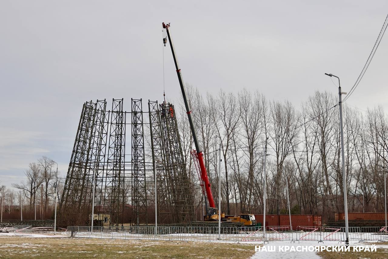 На острове Татышев в Красноярске начали устанавливать новогоднюю ёлку   Подрядчик обязан смонтировать ёлку и иллюминацию не позднее 25 декабря, рассказали в Татышев-парке. Открытие елки планируется 27 декабря, а на следующий день начнет работу новогодняя ярмарка.   К обустройству ледового городка приступят как только будут согласованы все ледовые фигуры.