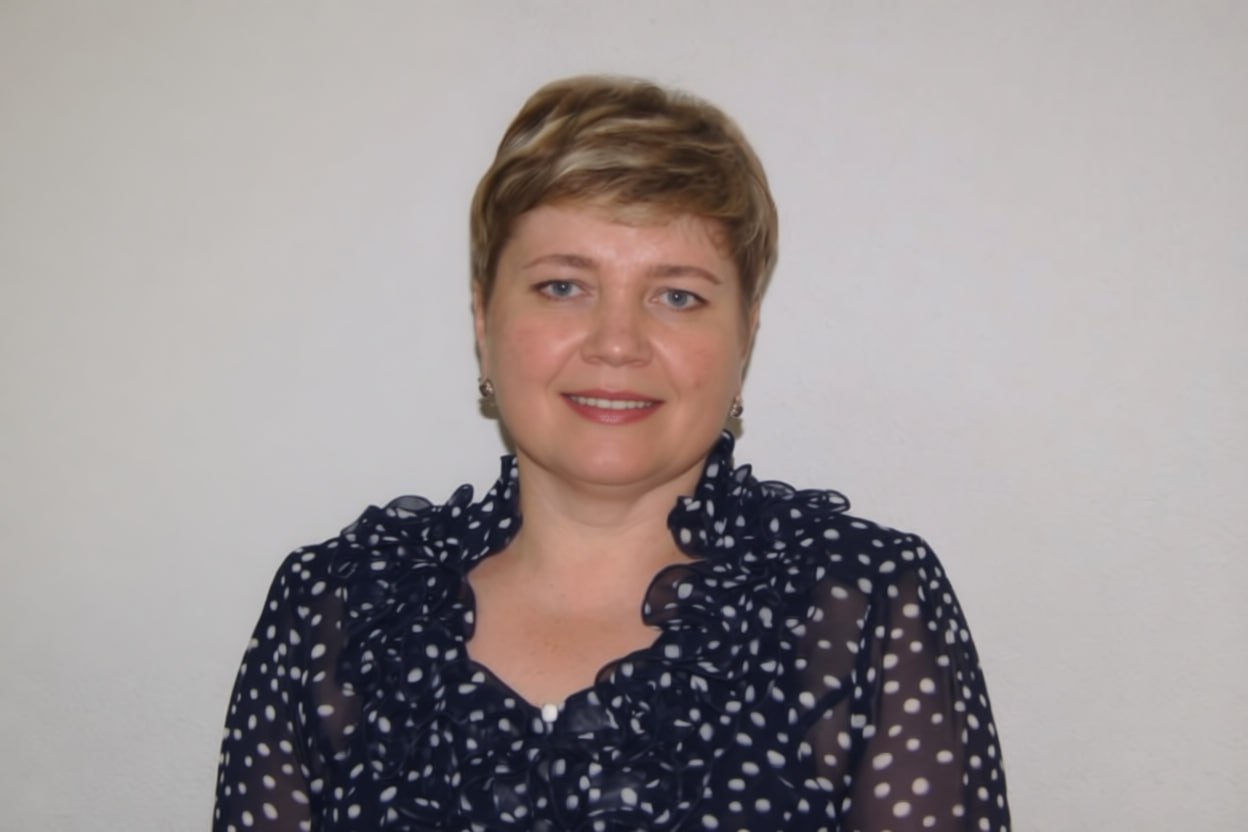 Оксана Герасимова избрана на должность главы Среднеканского муниципального округа Решению Собрания представителей предшествовала работа конкурсной комиссии по отбору кандидатов в составе представителей депутатского корпуса и правительства Магаданской области Как отметила Оксана Герасимова ее решение о выдвижении своей кандидатуры на должность главы округа во второй раз было хорошо обдумано Почти всю свою трудовую деятельность она посвятила муниципальной службе поэтому отлично знает изнутри как функционируют механизмы управления и как решать насущные вопросы жителей муниципалитета Здесь я родилась выросла живу и работаю Опираясь на свой опыт могу сказать что все сложные моменты изучены изнутри Моя цель проста и понятна обеспечить достойную жизнь землякам нынешнему и будущим поколениям относиться с уважением к людям и брать ответственность за результат своих действий и работу моей команды подчеркнула Оксана Герасимова В ближайшие дни выборы глав состоятся еще в трех муниципальных округах Магаданской области Омсукчанском Северо Эвенском и Ягоднинском Пройдут они почти одновременно Главная задача всех участников процесса обеспечить прозрачность и честность кампании сказала министр внутренней и информационной политики региона Яна Ружанская Наши новости быстрее в MAX gov49