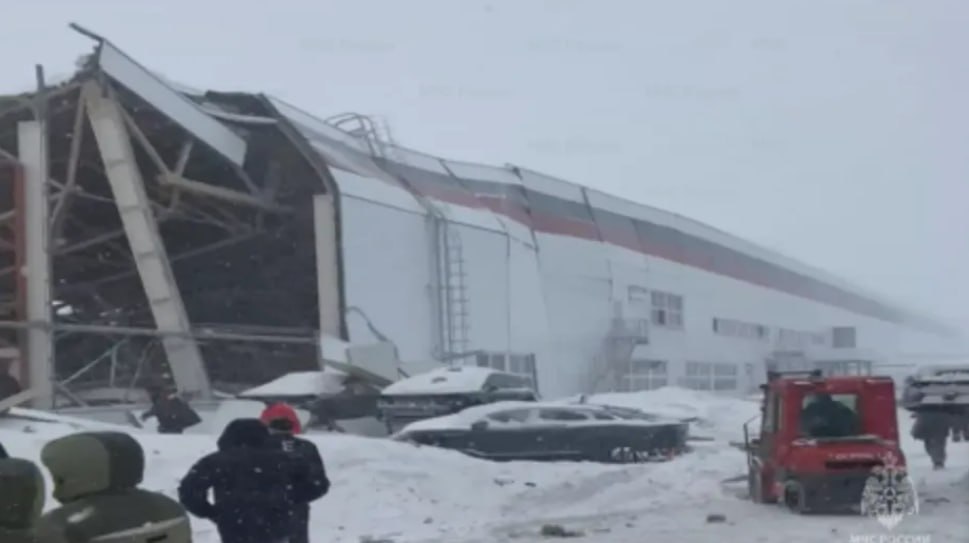 В Липецкой области обрушилась крыша автозавода электрокаров В Краснинском округе на предприятии Моторинвест произошло обрушение крыши одного из цехов По предварительной информации под завалами могут находиться люди сообщил губернатор Игорь Артамонов Предварительно крыша рухнула под тяжестью снега Спасатели извлекли из под завалов пять человек Завод Моторинвест в Липецкой области выпускает электрокары Evolute До 2022 года на площадке производились автомобили Great Wall Hover и Changan CS35 Фото пресс служба МЧС