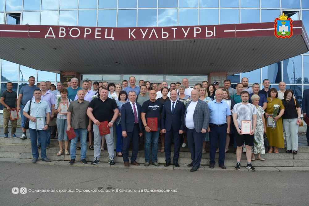  Мценских металлургов поздравили с профессиональным праздником В преддверии профессионального праздника сотрудники мценских металлургических предприятий получили заслуженные поздравления. Награды вручили: Председатель Орловского областного Совета народных депутатов Леонид Музалевский Руководитель Департамента промышленности и торговли Орловской области Денис Леонов Глава города Мценска Николай Кочетаев Председатель Мценского городского Совета народных депутатов Владимир Балабанов. Владимир Балабанов отметил, что профессия металлурга ему знакома не понаслышке, ведь он много лет проработал в этой сфере. Он подчеркнул, что металлурги — главные фигуры города Мценска. Среди награждённых — сотрудники ООО «Корпорация «КВАЗАР», ООО «ОрёлМеталлПолимер», ОАО «Мценский литейный завод» и других предприятий. #Орловскаяобласть #ДеньМеталлурга