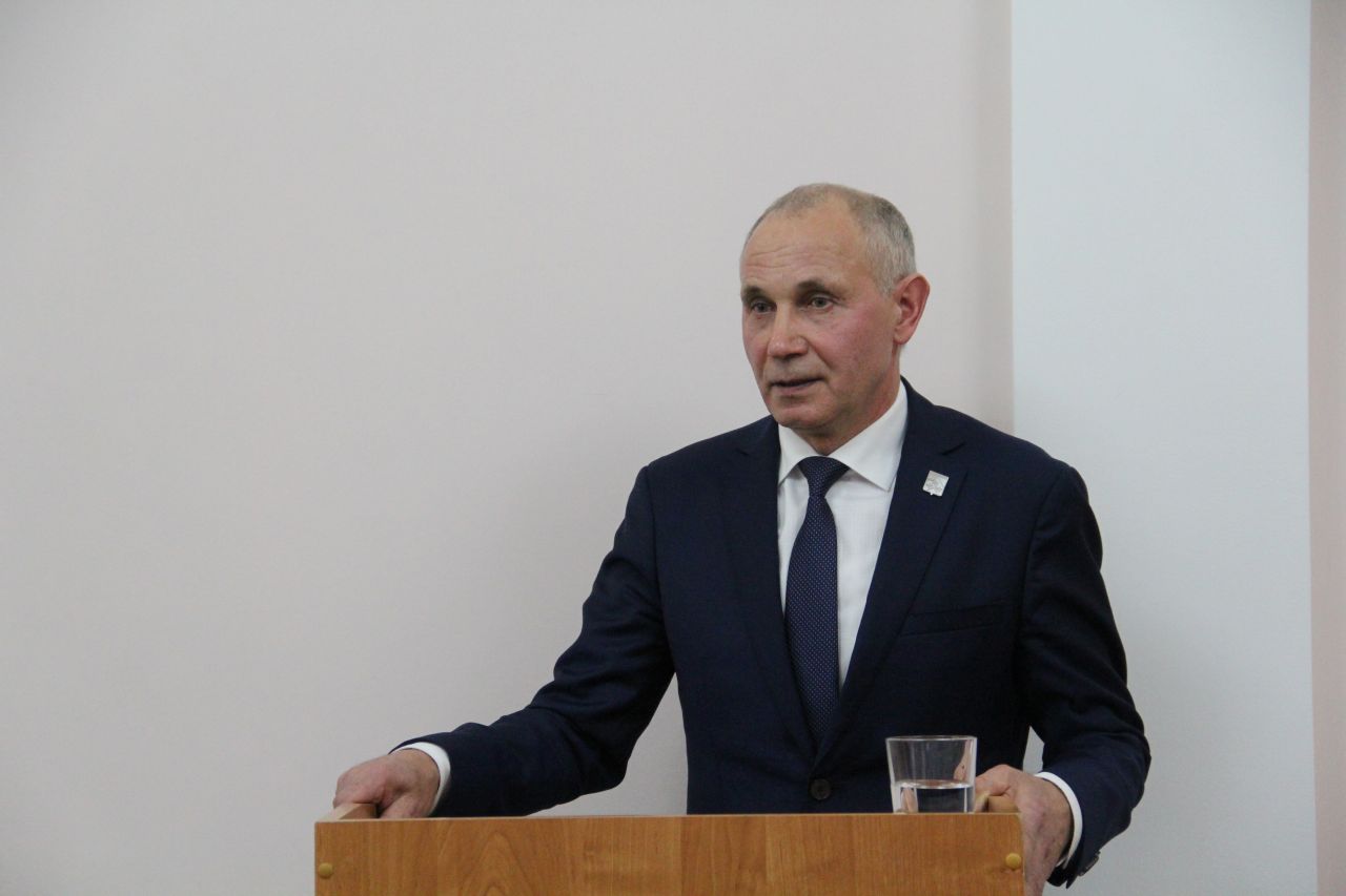 Новый глава Новочебоксарска Александр Алексеев родился в деревне Липово Чебоксарского района Трудовую деятельность начал еще до армии на Новочебоксарском грузовом автотранспортном предприятии После срочной службы в ВДВ Александр Алексеев устроился в органы внутренних дел по г Новочебоксарск патрульным В это же время проходил обучение в Московском юридическом институте МВД России За 30 лет службы поднялся до должности начальника штаба его подразделение было признано лучшим по республике В 2018 году переведен в Чебоксары на должность замначальника тыла МВД по Чувашии В 2023 м завершил службу по выслуге лет в звании полковника полиции Александр Алексеев награжден республиканскими и федеральными ведомственными наградами Среди них знак За верность долгу медали МВД России За отличие в службе III II и I степеней благодарности МВД РФ и Совета Федерации В 2024 году Александр Николаевич возглавил Управление по делам ГО и ЧС Новочебоксарска Женат воспитал трех дочерей