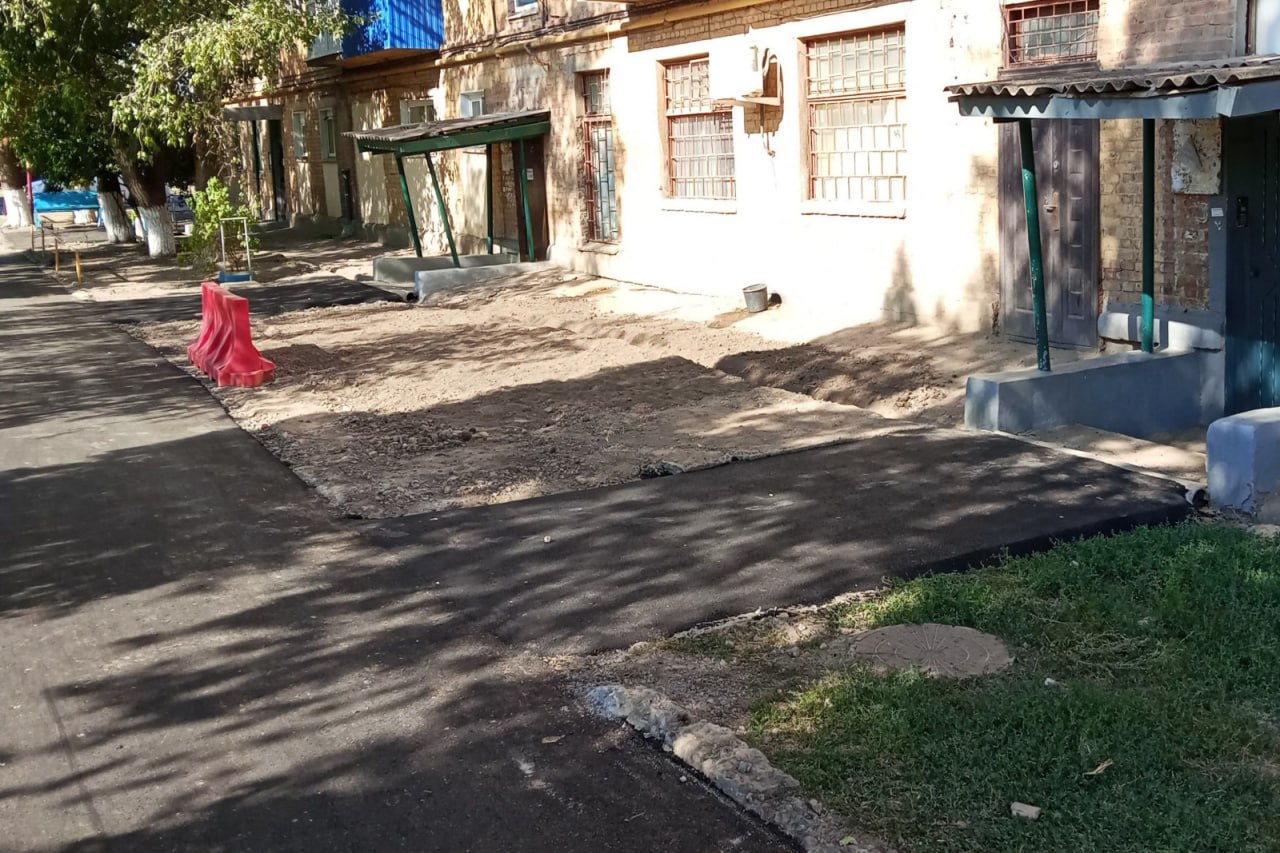 В Сальске за неделю благоустроили двор после жалобы жителей главе региона Юрию Слюсарю   Он посетил Сальск после ночного удара БПЛА в конце июля, когда пострадали жилые дома.  Жители многоквартирных домов на улицах Социалистической, Льва Толстого и Чернышевского также пожаловались Юрию Слюсарю на неубранные ямы после ремонта теплотрассы. Глава Ростовской области раскритиковал местные власти за халатность и потребовал срочно исправить ситуацию.  «В доме много пожилых людей, во дворе гуляют дети, рядом детский сад, а прямо у подъездов – рытвины глубиной не менее метра, с наваленным по краям грунтом вперемешку с мусором. Самое печальное, что об этом коммунальном бардаке люди писали во все местные инстанции, но «бесхозные» ямы продолжали жить своей жизнью», – написал в своем ТГ-канале Юрий Слюсарь после встречи с жителями.  За неделю коммунальщики засыпали ямы, уложили асфальт на проезжей части, обустроили подходы к подъездам и парковочные зоны. По просьбе жителей во двор также завезли грунт для будущей клумбы, которую они планируют оформить своими силами.  Фото: Донское правительство   ИА «ДОН 24»   Отправить новость