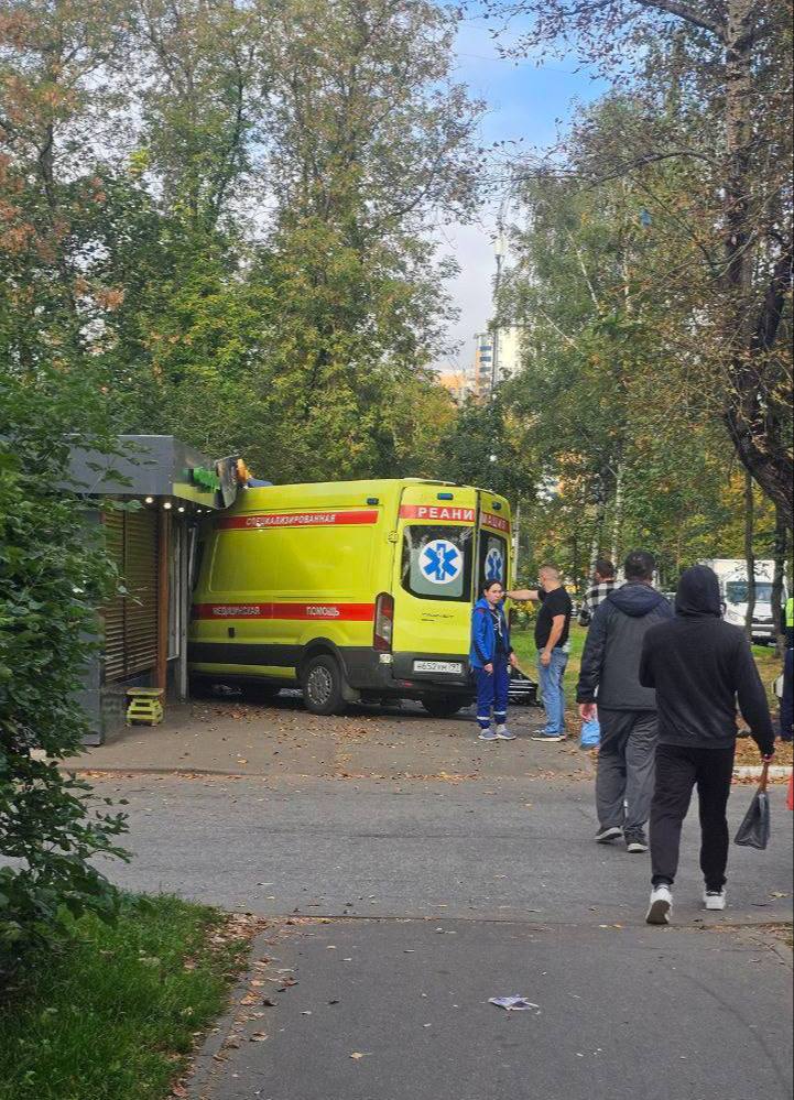 Автомобиль скорой помощи врезался в палатку в подмосковном Королеве Карета 03 мчалась с пациентом проблесковые маячки были включены но один из автомобилистов их не увидел В результате столкновение рикошет и неожиданный визит в магазин Продавщица вышла из палатки за минуту до случившегося И теперь точно начала верить в судьбу