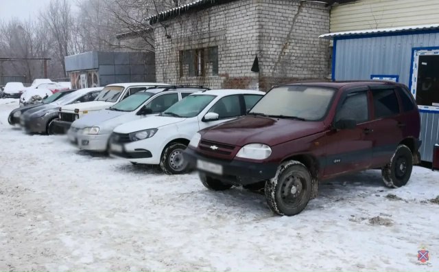 ГУ МВД России по Волгоградской области совместно с Территориальным управлением Росимущества передали на нужды СВО шесть автомобилей конфискованных ранее у пьяных водителей Как разъяснили в полицейском главке сотрудники Госавтоинспекции регулярно выявляют нарушителей которые несмотря на лишение прав или наличие судимости вновь садятся за руль в состоянии опьянения Подобные действия влекут за собой уголовную ответственность по статье 264 1 УК РФ а в некоторых случаях и конфискацию автомобиля Именно такая судьба постигла шесть транспортных средств владельцы которых были уличены в повторном пьяном вождении По решению суда эти автомобили были изъяты в пользу государства Территориальное управление Росимущества совместно с Главным управлением МВД России по Волгоградской области приняли решение передать конфискованные автомобили Министерству обороны Российской Федерации Теперь эти машины будут служить на благо специальной военной операции помогая нашим бойцам выполнять поставленные задачи neshukar